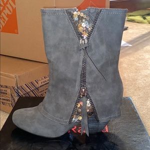 Brand new Not Rated boots. Grey, size 7.